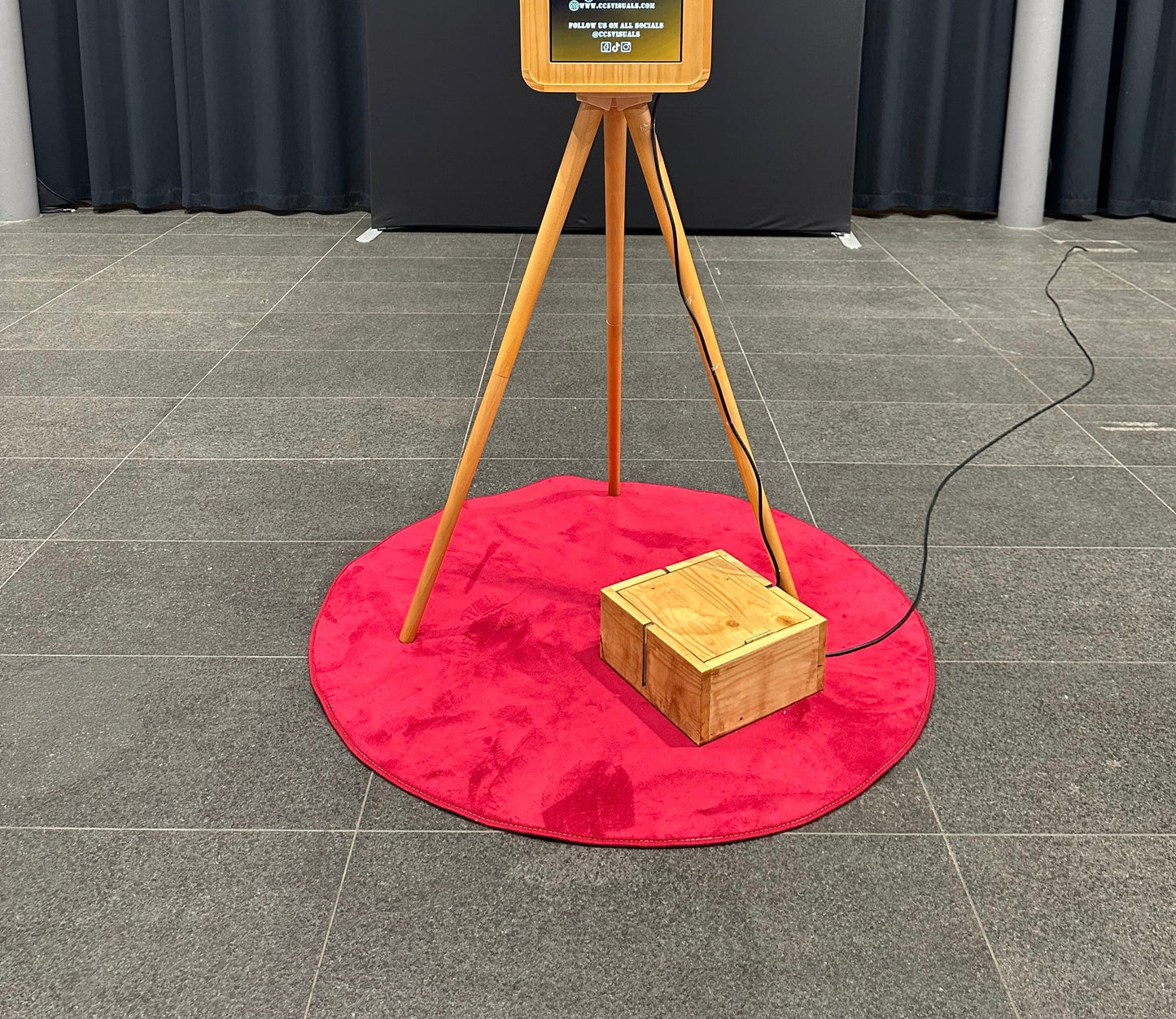Double-screen selfie pod photo booth with Windows touchscreen