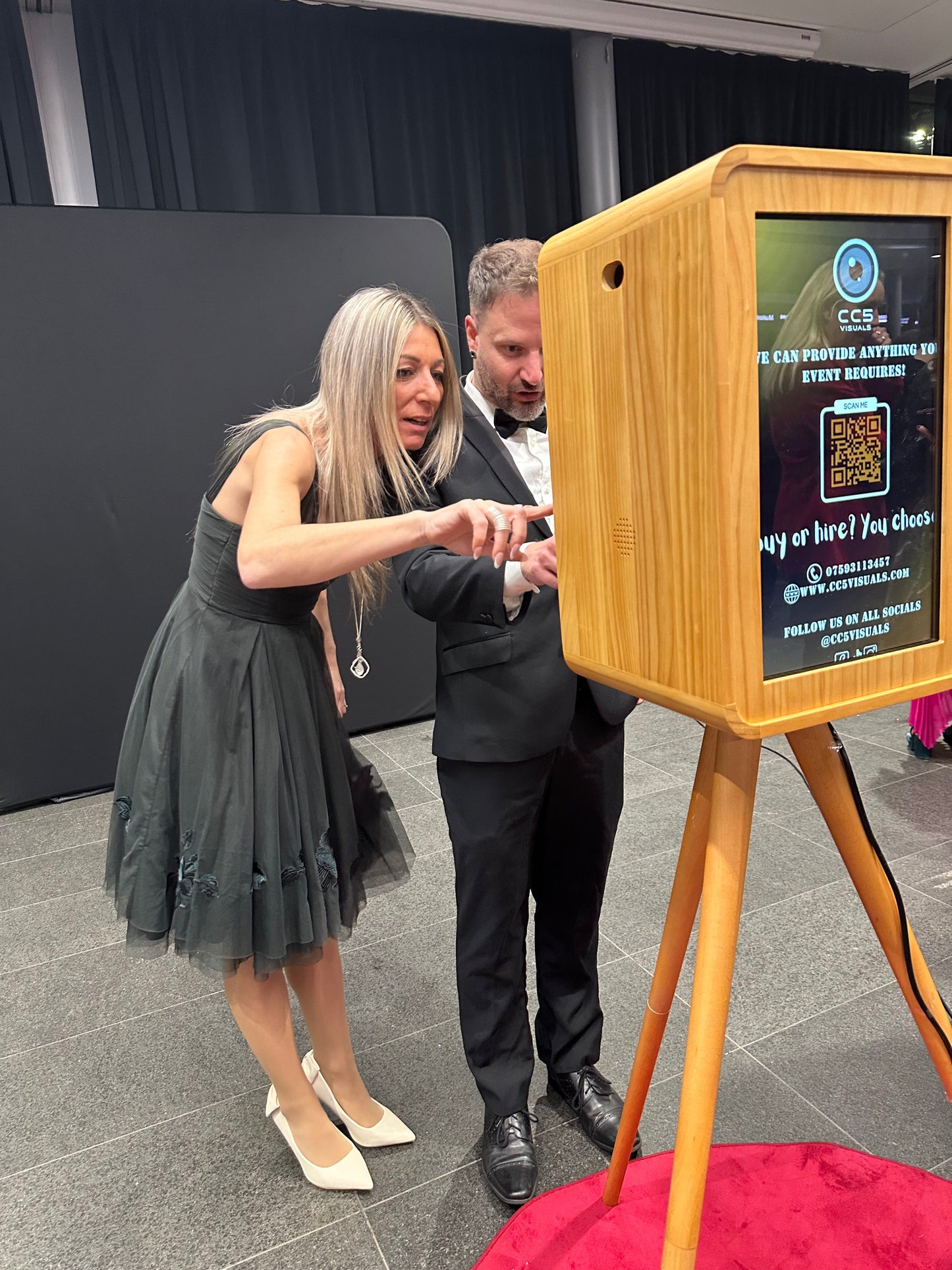 Vintage Wooden Double-Screen DSLR & iPad Selfie Pod Photo Booth