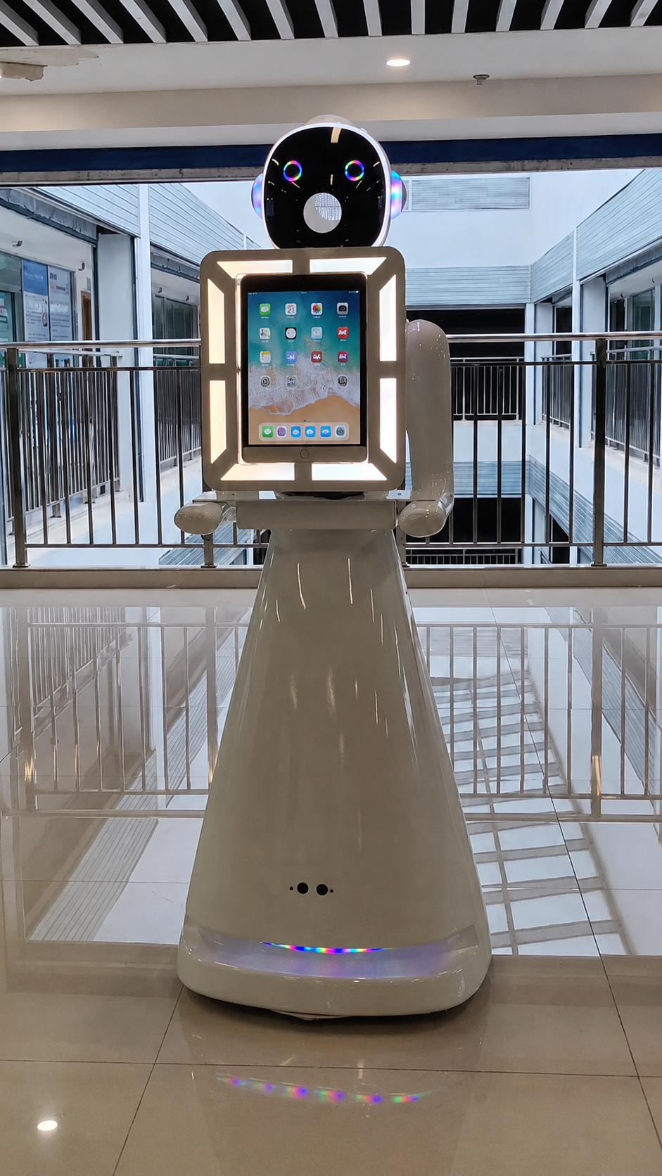 Roaming robot DSLR and iPad photo booth