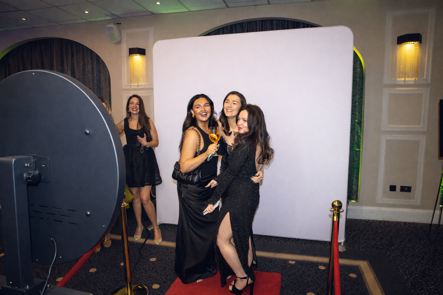 iPad Selfie Pod Photo Booth with LCD Advertising Screen