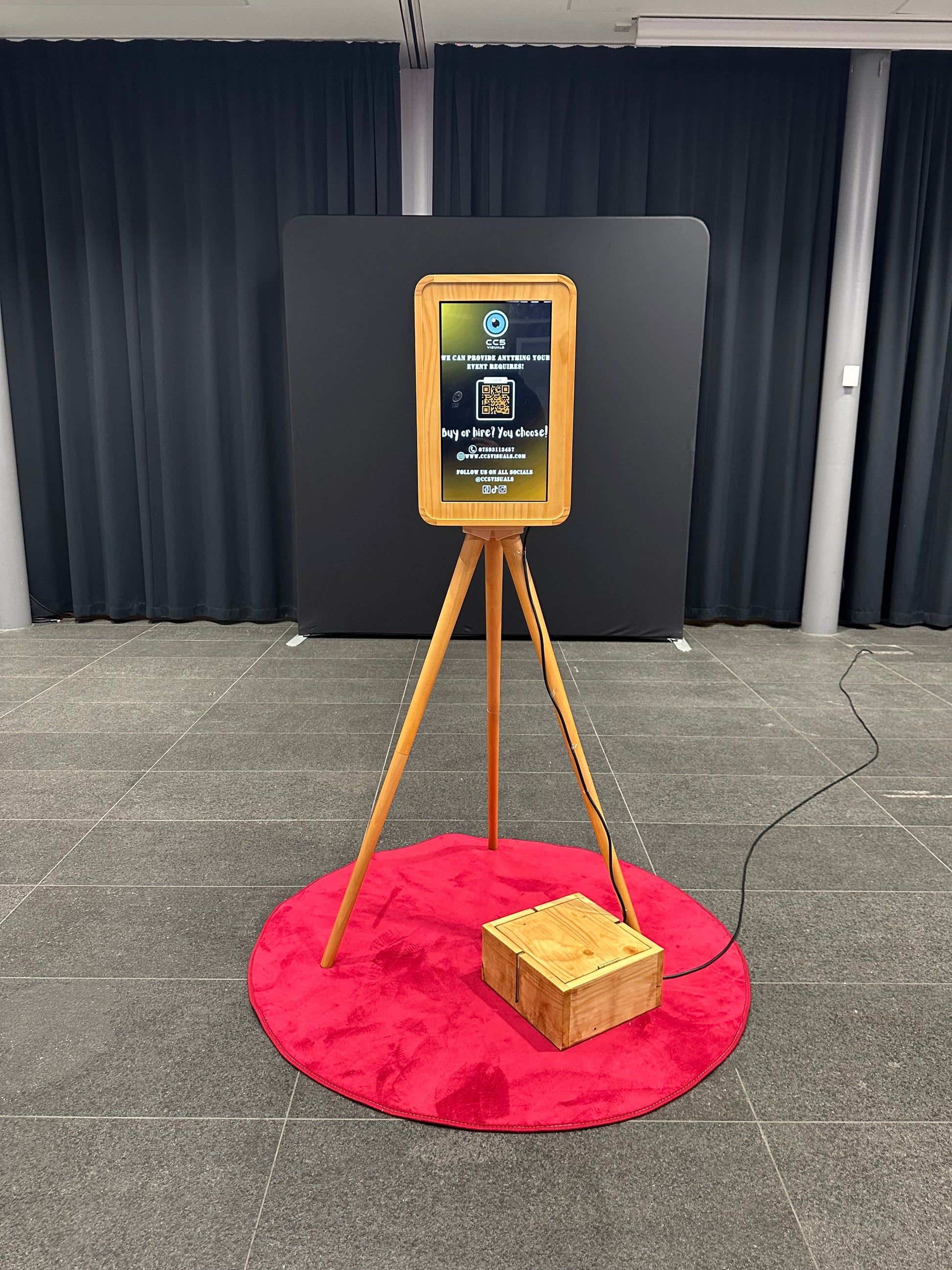 Double-screen selfie pod photo booth with Windows touchscreen