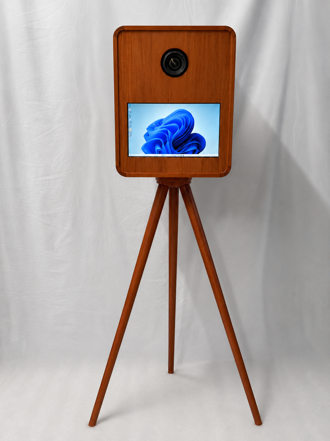 Wooden DSLR selfie pod photo booth with flight case